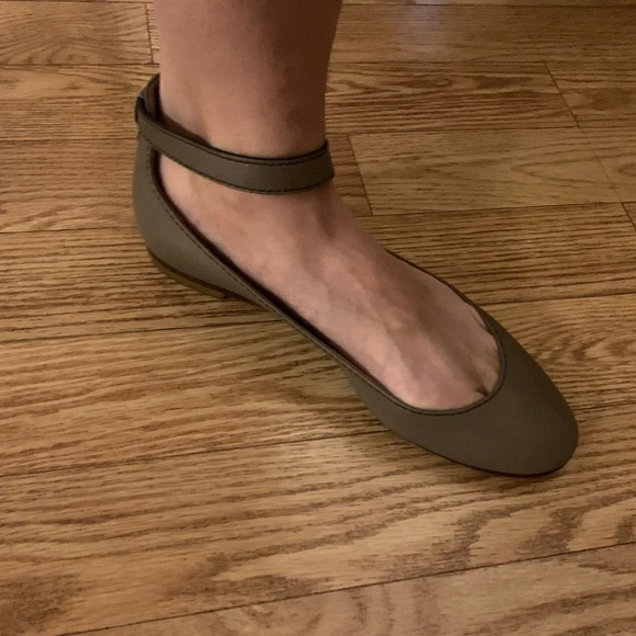 EUC womens CHLOE BALLET FLATS WITH ANKLE STRAP in taupe size 8.5 - Picture 12 of 14